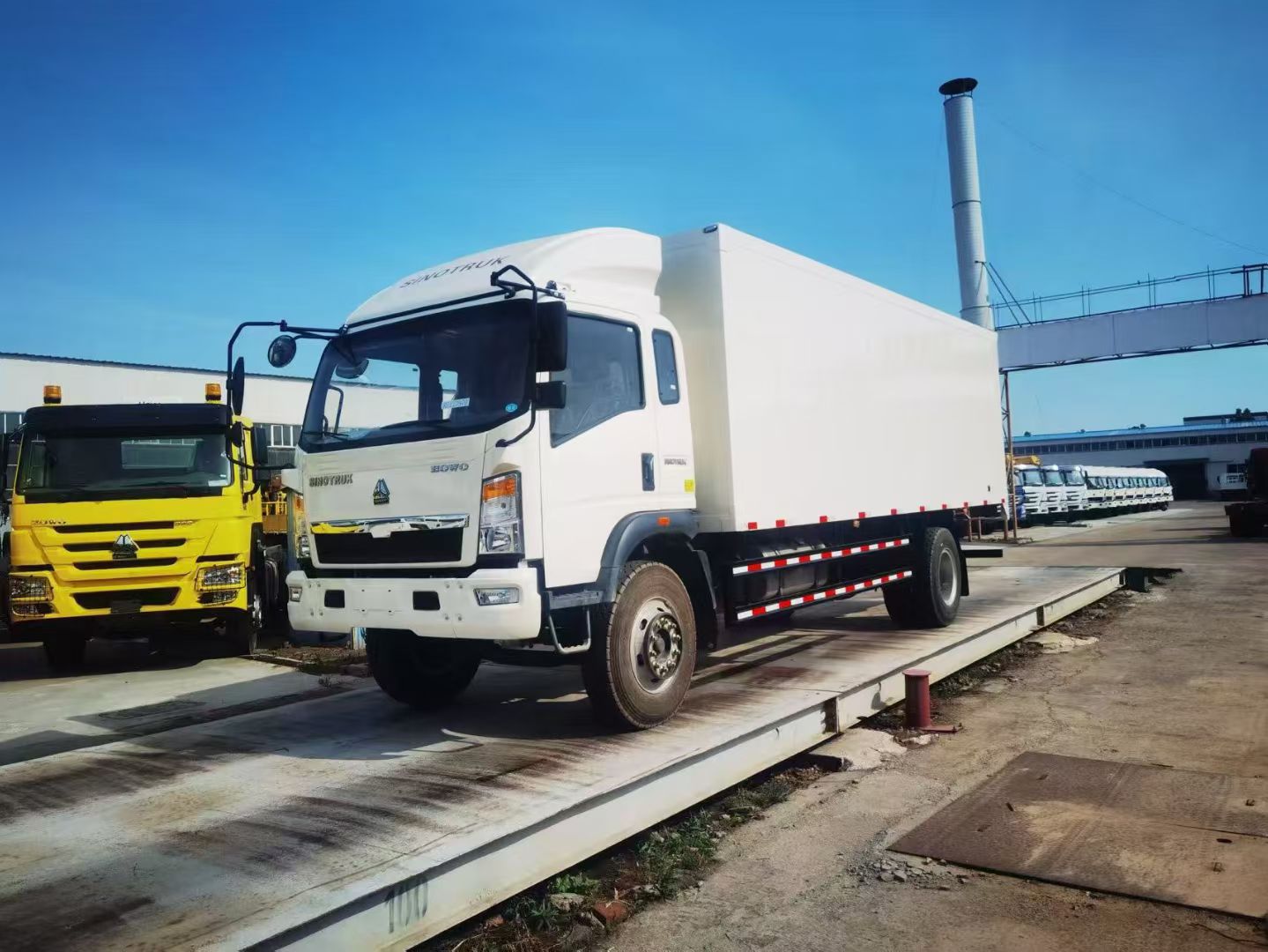 Sinotruk Howo 4x2 ванбокс товар камион